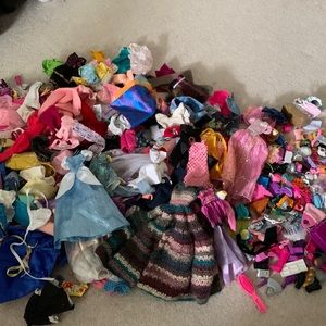 Lot of doll clothes/accessories (Barbie etc)
